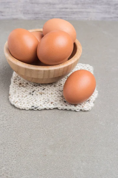 Huevos Huevos Pollo Paquete Sobre Fondo Cemento Huevos Pollo Tazón — Foto de Stock