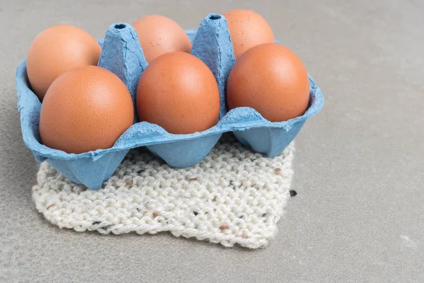 Huevos Huevos Pollo Paquete Sobre Fondo Cemento Huevos Pollo Una —  Fotos de Stock