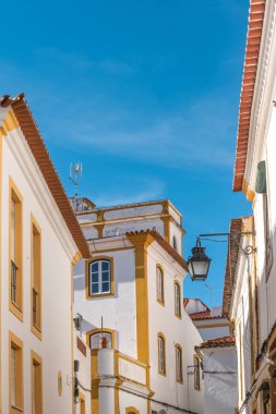 Evora caddesinin manzarası, rahat beyaz ve sarı evler. Evora. Alentejo. Portekiz