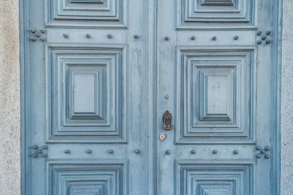 Ξύλινα πάνελ φόντο κοντινό πλάνο. Μέρος του μια ξύλινη πόρτα — Φωτογραφία Αρχείου