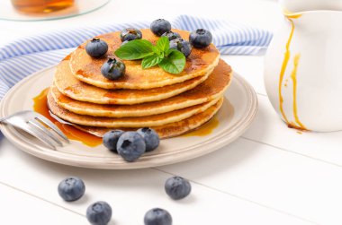 Yaban mersinli ve karamel şuruplu krep yığını.