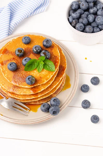 Stack of pancakes with fresh blueberry and caramel syrup — Stock Photo, Image