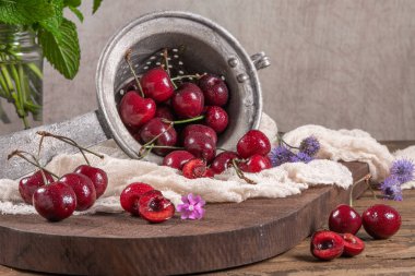 Vişne sepeti. kiraz ağacı dalı. taze Olgun Kiraz.