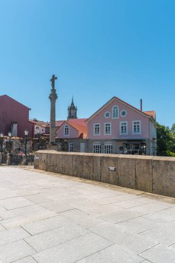 Arcos De Valdevez, Portekiz - Mayıs 2019: Antik köprü ve Arcos de Valdevez köyü, Minho, Portekiz,