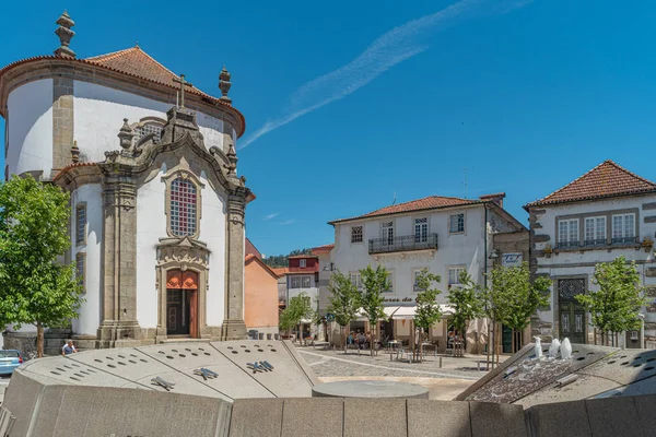 Arcos De Valdevez, Portekiz - Mayıs 2019: Arcos de Valdevez köyünün tarihi merkezindeki Lapa Kilisesi'nin görünümü — Stok fotoğraf