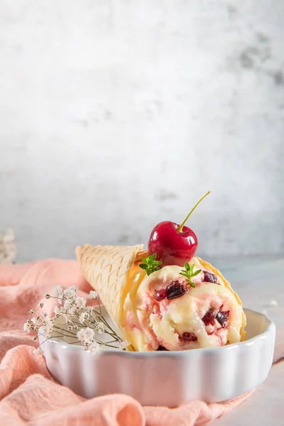 Coni di cialde tradizionali con gelato e ciliegie — Foto Stock