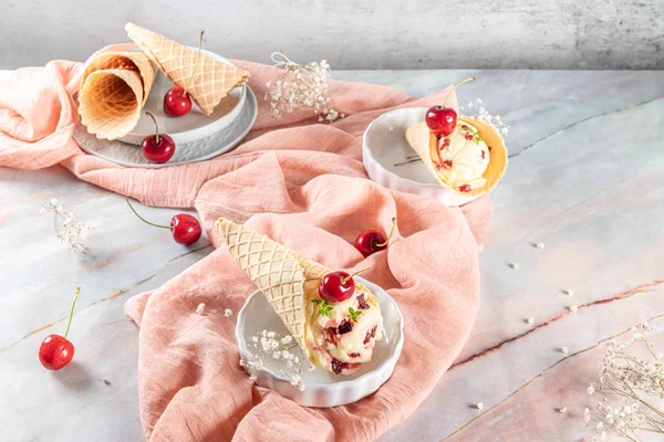 Coni di cialde tradizionali con gelato e ciliegie — Foto Stock