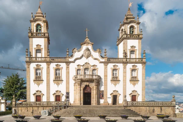 VISEU, PORTUGAL - CIRCA FEBRERO 2019: Vista frontal de la Iglesia de la Misericordia, Igreja da Misericordia, monumento de estilo barroco, icono arquitectónico de la ciudad de Viseu, en Portugal . — Foto de Stock