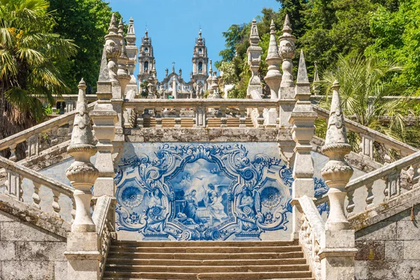 LAMEGO, PORTUGAL - CIRCA MAIO 2019: Escadaria decorada com azulejo para o Santuário de Nossa Senhora dos Remédios em Lamego - Portugal — Fotografia de Stock