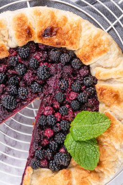 Böğürtlen turtası. Taze seçilmiş vahşi blackberr ile yaz aylarında Pie
