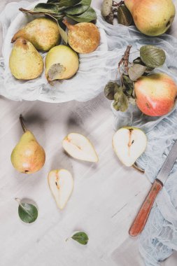 Taze organik armutlar. Meyve arkaplanı. Armut güz hasadı.