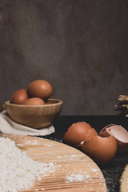 Yumurta, hamur, un ve tahta masa arkasında merdane. Ev yapımı ravioli makarna hazırlığı