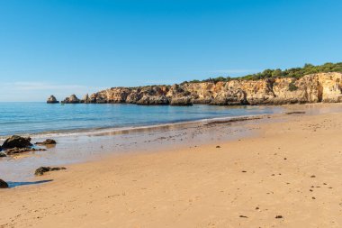 Portekiz'in Portimao Algarve kentinde ki Alemao Plajı'nın (Praia do Alemao) manzarası