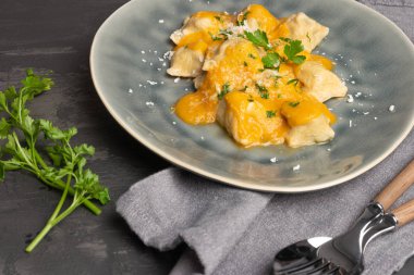 Ev yapımı mantı pişmiş domates sosu ile servis edilir