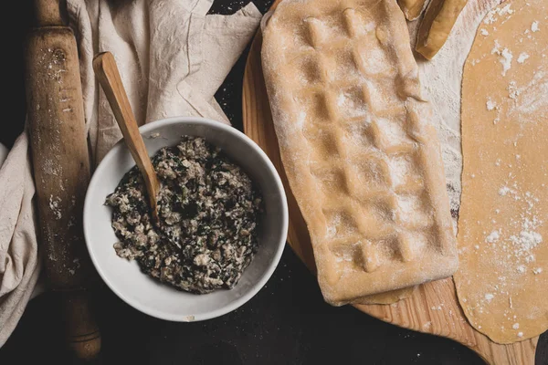 Zicht op de bereiding van zelfgemaakte gevulde ravioli — Stockfoto