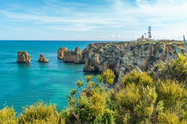 Lagos, Algarve, Portekiz 'deki Ponta da Piedade' deki deniz fenerine bakın.