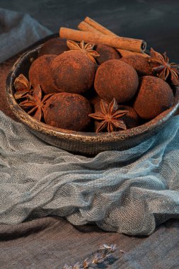 Kakao tozu, anason, tarçın ve kakule ile kase üzerinde Zanaat çikolata truffles