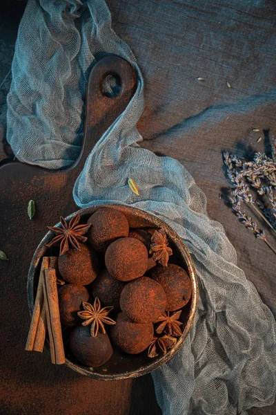 Tartufi artigianali al cioccolato in ciotola con cacao in polvere, anice, cannella e cardamomo — Foto Stock