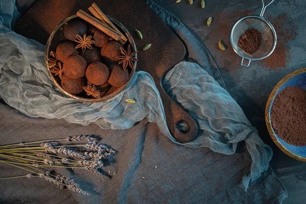 Craft-Pralinen auf Schüssel mit Kakaopulver, Anis, Zimt und Kardamom — Stockfoto