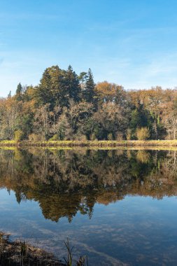 Ponte da Barca, Portekiz Lima nehirde manzara. Nehrin Lima şairler parka görünümünü.