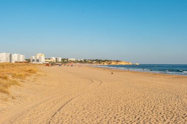 Alvor Portimao 'daki manzaralı altın kayalıklar. Bu plaj ünlü bir turizm bölgesinin bir parçasıdır. Algarve, Portekiz
