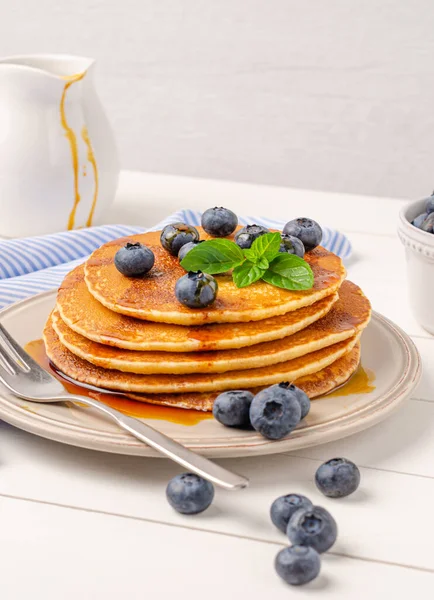 Stapelweise Pfannkuchen Mit Frischem Blaubeer Und Karamellsirup — Stockfoto