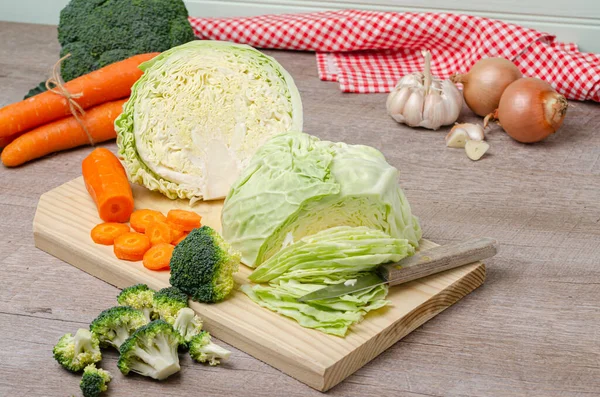 Broccoli Verdi Freschi Carota Aglio Cipolla Cavolo Tagliere Legno Macro — Foto Stock