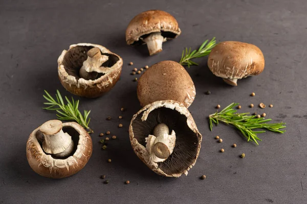 Wald Beim Pilzesammeln Auf Dem Alten Betongrund Frische Rohe Pilze — Stockfoto