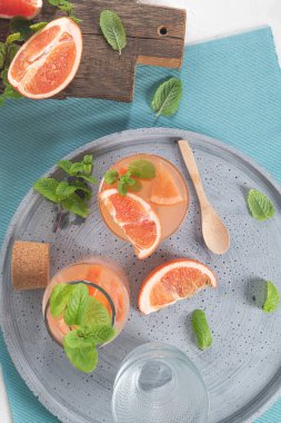 Masada nane şekerli greyfurt suyu. Yaz kokteylini tazeliyorum..
