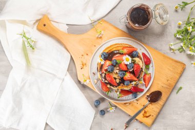 Çikolatalı krep ve fındık, muz, çilek ve yabanmersini.