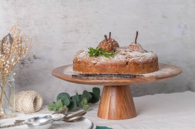 Beyaz mutfak tezgahında armut, zencefil ve tarçınlı lezzetli baharatlı pasta..
