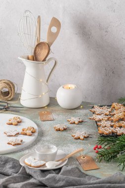 Parlak Noel ya da yeni yıl tahta arka planında köknar dalları, Noel süslemeleri, Noel kurabiyeleri, Noel tatlısı.