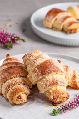 Taze pişmiş kruvasan. Taze tereyağlı kruvasan ve Rolls Royce. Fransız ve Amerikan kruvasanları ve fırınlanmış hamur işleri dünya çapında keyiflidir..