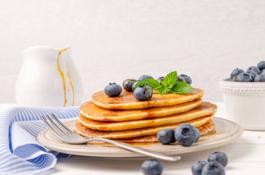 Yaban mersinli ve karamel şuruplu krep yığını.