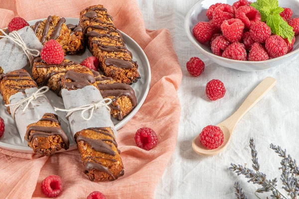 Barrette Cereali Con Lamponi Sul Bancone Della Cucina — Foto Stock