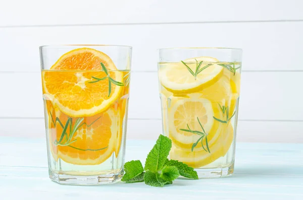 Preparazione Della Bevanda Alla Limonata Succo Arancia Limonata Brocca Limoni — Foto Stock