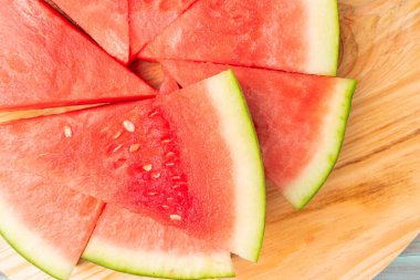 Yaz mevsimi dilimlenmiş karpuz, üst manzara. Sulu olgun karpuz dilimi. Kavramsal yaz karpuzu. Yaz olgunlaşmış çilek