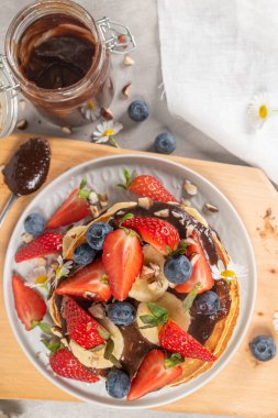 Çikolatalı krep ve fındık, muz, çilek ve yabanmersini.