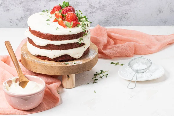 Vörös Bársony Torta Deszkán Strawbwrry Torta Ördögtorta Esküvői Desszert Születésnapi — Stock Fotó