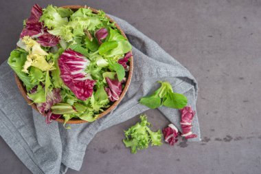 Salata ve roka karışımı. Taze sebze salatası, sağlıklı yemek, salata yaprakları. Beslenme konsepti. Sebze arka planı