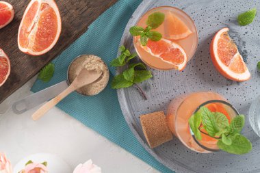 Masada nane şekerli greyfurt suyu. Yaz kokteylini tazeliyorum..