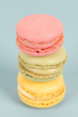 Turkuaz arka planda pasta ya da badem kurabiyeleri, pastel renkler, klasik kartlar.