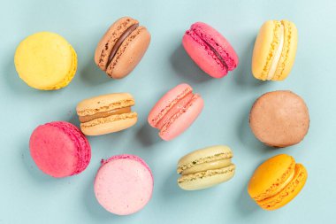 Turkuaz arka planda pasta ya da badem kurabiyeleri, pastel renkler, eski kartlar, üst görünüm.