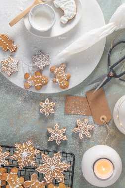 Parlak Noel ya da yeni yıl tahta arka planında köknar dalları, Noel süslemeleri, Noel kurabiyeleri, Noel tatlısı.