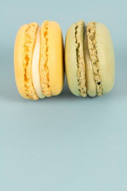 Turkuaz arka planda pasta ya da badem kurabiyeleri, pastel renkler, klasik kartlar.