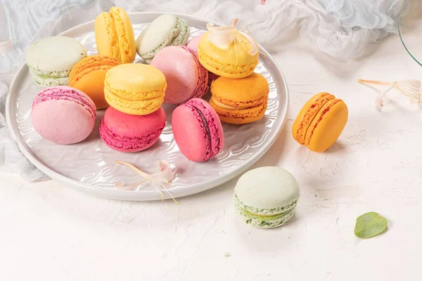 Kleurrijke Franse Macaroon Taarten Macarons Met Jasmijnbloemen Witte Tafelondergrond Selectieve — Stockfoto