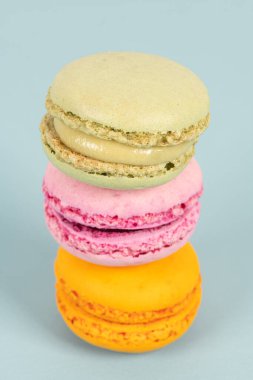 Turkuaz arka planda pasta ya da badem kurabiyeleri, pastel renkler, klasik kartlar.