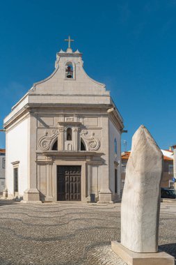 Parlak, güneşli bir günde açık mavi gökyüzüne karşı Aziz Goncalinho Kilisesi. Aveiro, Portekiz