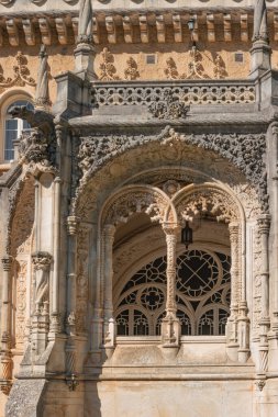 Portekiz 'de bahçeli Bucaco Sarayı' nın ön yüzü. Saray 1888 ve 1907 yılları arasında Neo Manueline tarzında inşa edildi. Luso, yemek vakti.