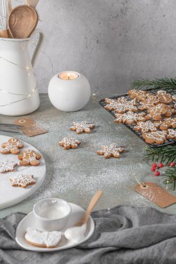 Parlak Noel ya da yeni yıl tahta arka planında köknar dalları, Noel süslemeleri, Noel kurabiyeleri, Noel tatlısı.